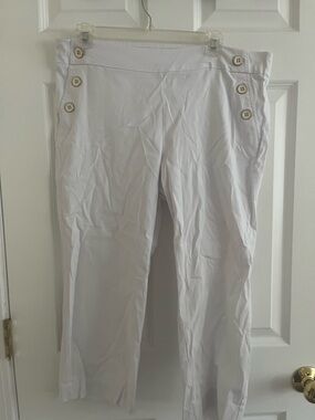 Briggs New York White Capris with Button Detail